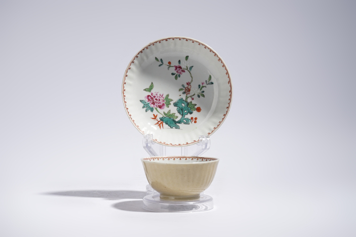 古玩陶瓷清雍正·米黃釉粉彩洞石花卉紋杯碟真品鑒賞圖
