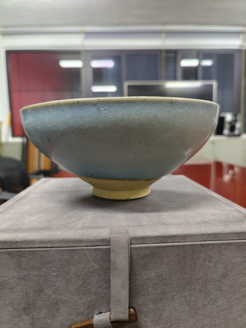古玩陶瓷鈞窯天藍釉紫斑大碗真品鑒賞圖