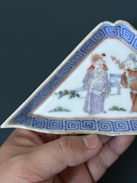 古玩陶瓷人物紋粉彩角盤真品鑒賞圖