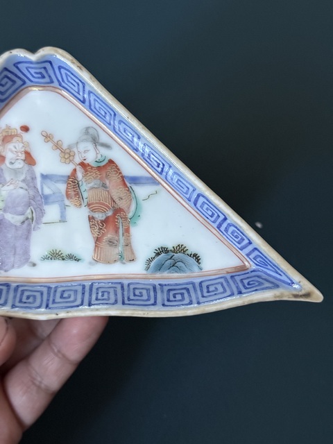 古玩陶瓷人物紋粉彩角盤真品鑒賞圖
