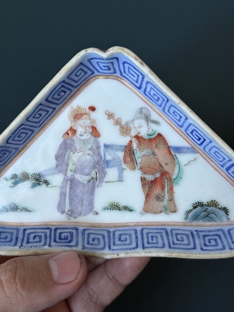 古玩陶瓷人物紋粉彩角盤真品鑒賞圖