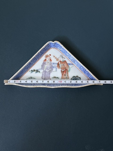 古玩陶瓷人物紋粉彩角盤真品鑒賞圖