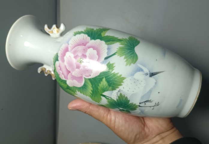 古玩陶瓷竹絲刷花花鳥紋雙耳撇口瓶真品鑒賞圖