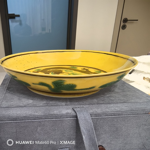 古玩陶瓷嬌黃綠紫素三彩趕珠龍紋盤真品鑒賞圖