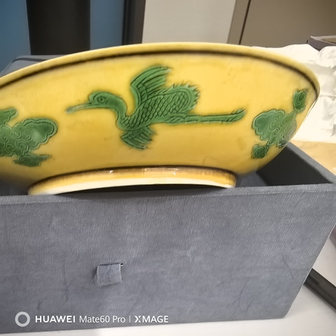 古玩陶瓷嬌黃綠紫素三彩趕珠龍紋盤真品鑒賞圖