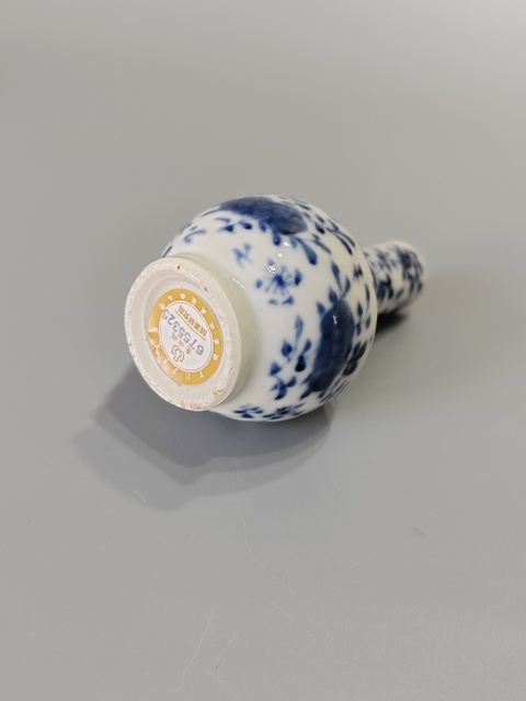 古玩陶瓷青花花鳥(niǎo)紋小天球瓶真品鑒賞圖