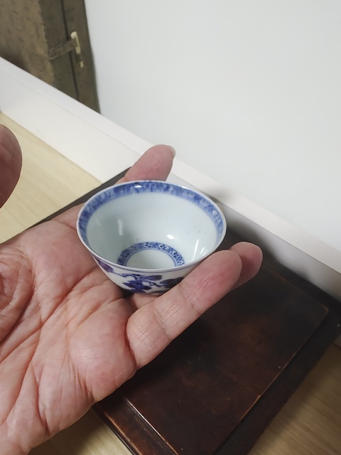 古玩陶瓷雍正松樹紋壓手杯真品鑒賞圖
