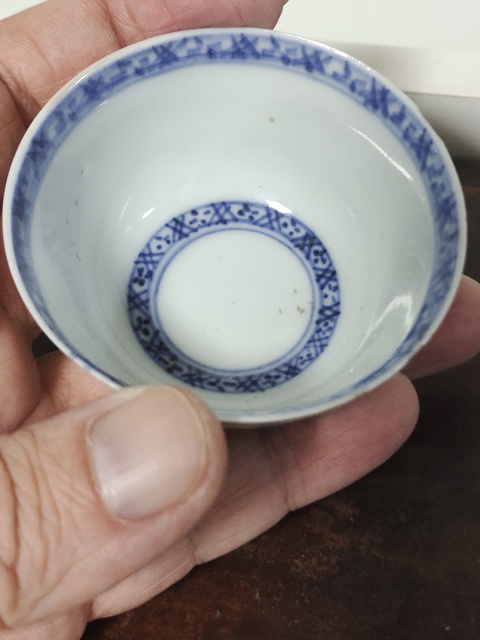 古玩陶瓷雍正松樹紋壓手杯真品鑒賞圖