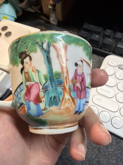 古玩陶瓷仕女嬰戲紋廣彩執(zhí)杯真品鑒賞圖