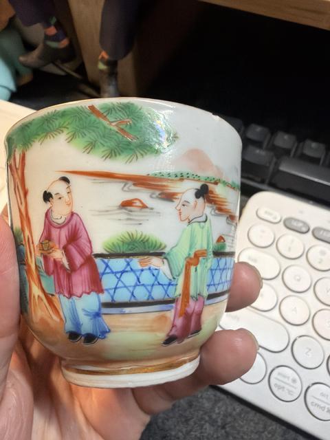 古玩陶瓷仕女嬰戲紋廣彩執(zhí)杯真品鑒賞圖