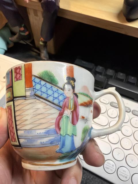 古玩陶瓷仕女嬰戲紋廣彩執(zhí)杯真品鑒賞圖