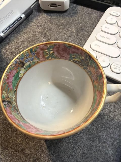 古玩陶瓷仕女嬰戲紋廣彩執(zhí)杯真品鑒賞圖