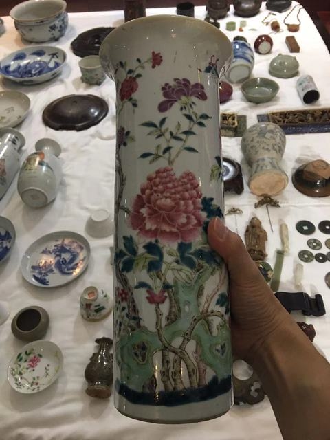 古玩陶瓷花蝶紋粉彩花觚真品鑒賞圖