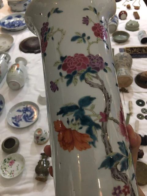 古玩陶瓷花蝶紋粉彩花觚真品鑒賞圖