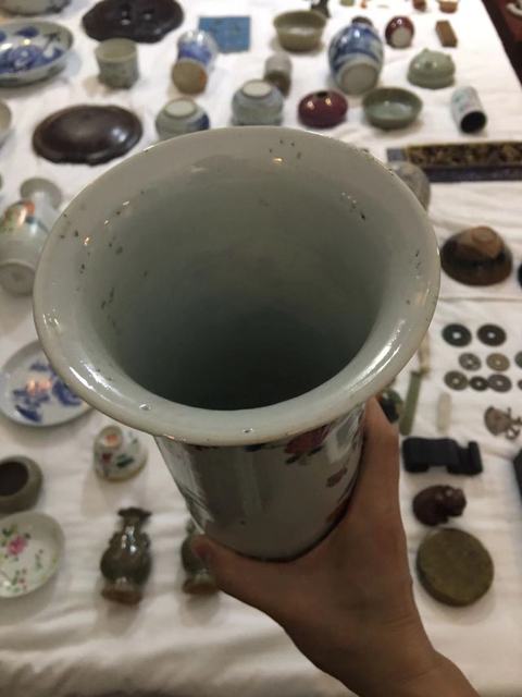 古玩陶瓷花蝶紋粉彩花觚真品鑒賞圖