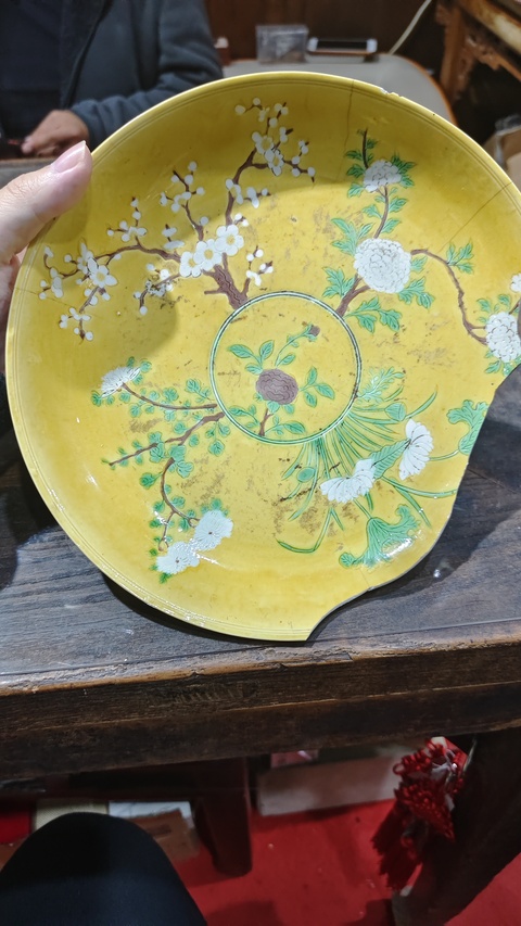 古玩陶瓷黃地素三彩花卉紋盤真品鑒賞圖