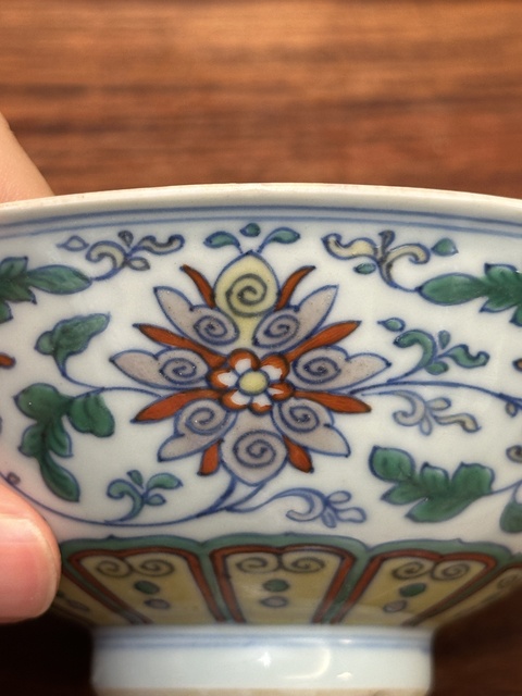 古玩陶瓷斗彩花卉紋碗真品鑒賞圖