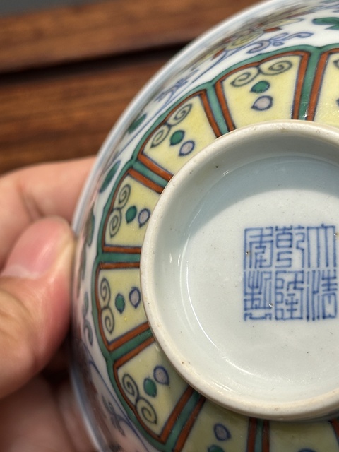 古玩陶瓷斗彩花卉紋碗真品鑒賞圖