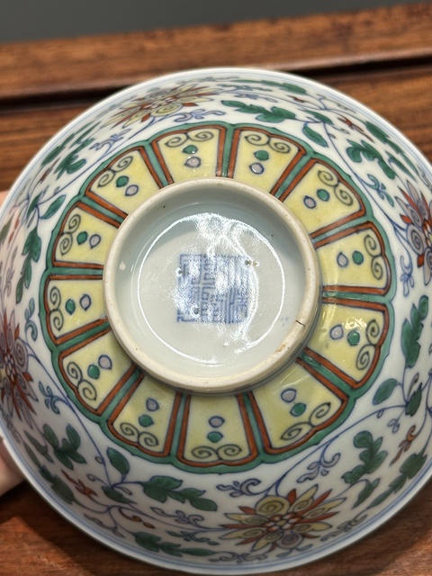 古玩陶瓷斗彩花卉紋碗真品鑒賞圖