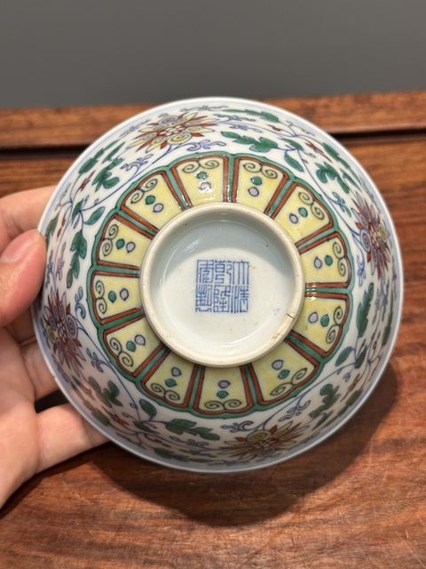 古玩陶瓷斗彩花卉紋碗真品鑒賞圖