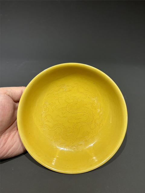 古玩陶瓷黃釉暗刻龍紋臥盤真品鑒賞圖