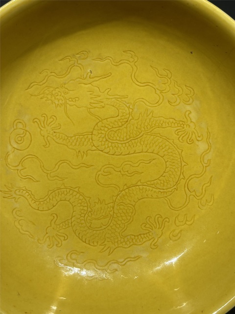 古玩陶瓷黃釉暗刻龍紋臥盤真品鑒賞圖