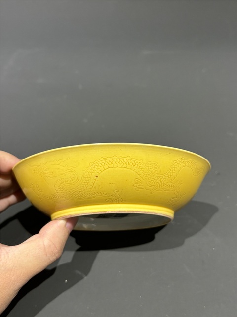 古玩陶瓷黃釉暗刻龍紋臥盤真品鑒賞圖