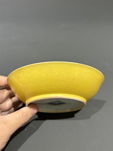 古玩陶瓷黃釉暗刻龍紋臥盤真品鑒賞圖