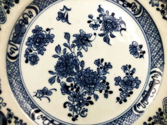 古玩陶瓷清早期·青花博古花卉紋盤真品鑒賞圖