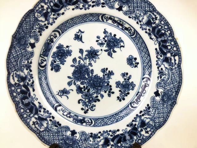 古玩陶瓷清早期·青花博古花卉紋盤真品鑒賞圖