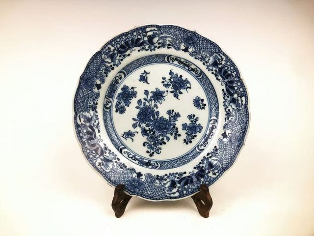 古玩陶瓷清早期·青花博古花卉紋盤真品鑒賞圖