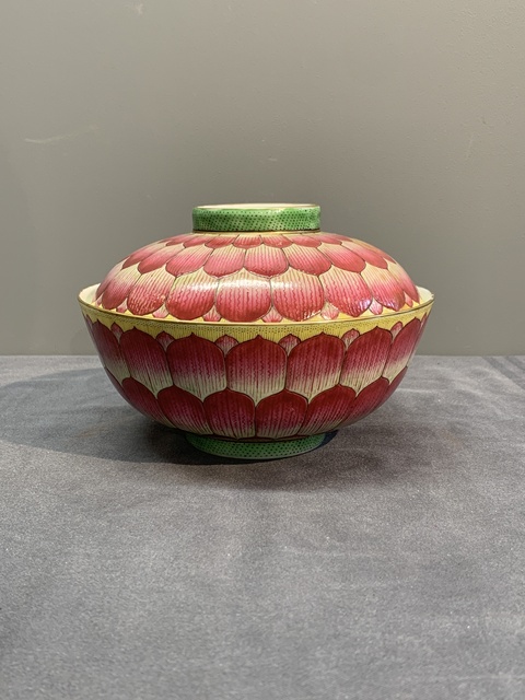 古玩陶瓷粉彩蓮花紋蓋碗真品鑒賞圖