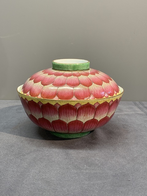 古玩陶瓷粉彩蓮花紋蓋碗真品鑒賞圖