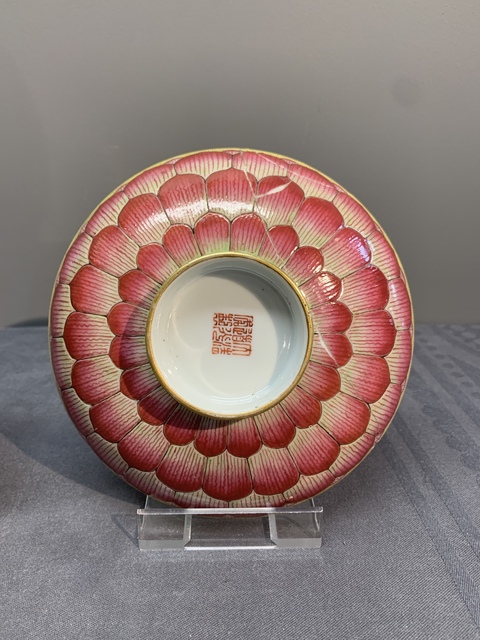 古玩陶瓷粉彩蓮花紋蓋碗真品鑒賞圖