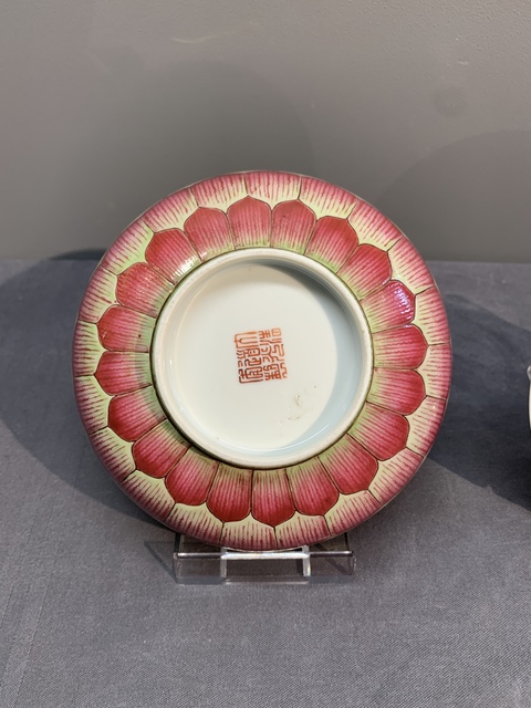 古玩陶瓷清道光 粉彩蓮瓣紋蓋碗真品鑒賞圖