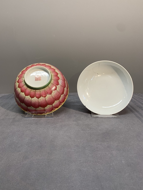古玩陶瓷粉彩蓮花紋蓋碗真品鑒賞圖