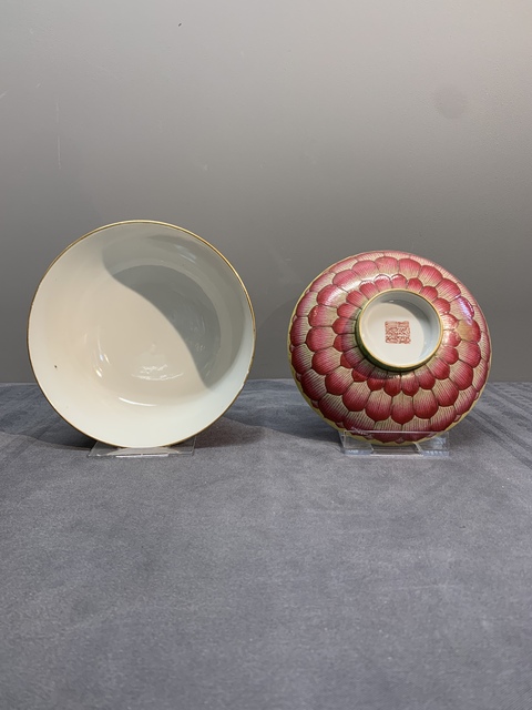 古玩陶瓷粉彩蓮花紋蓋碗真品鑒賞圖
