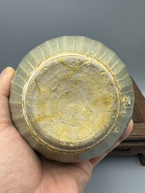 古玩陶瓷龍泉青釉印花水盂真品鑒賞圖