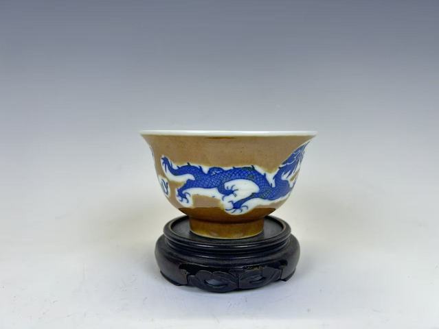 古玩陶瓷清末民初·外紫金釉青花貼畫(huà)雙龍趕珠碗真品鑒賞圖