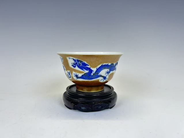 古玩陶瓷清末民初·外紫金釉青花貼畫(huà)雙龍趕珠碗真品鑒賞圖