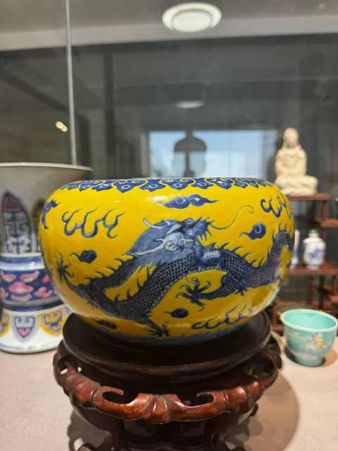 古玩陶瓷黃地青花龍紋卷缸
真品鑒賞圖
