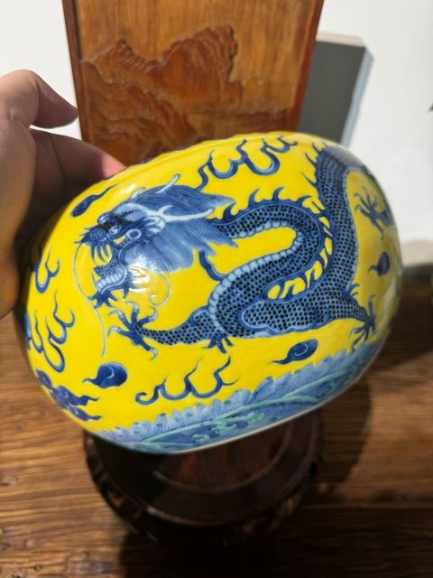 古玩陶瓷黃地青花龍紋卷缸
真品鑒賞圖