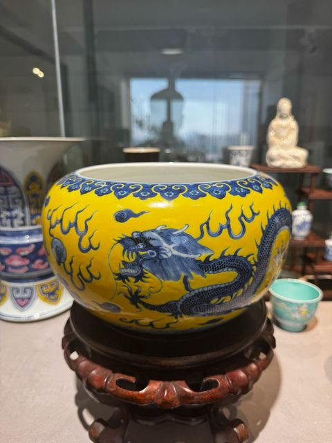 古玩陶瓷黃地青花龍紋卷缸
真品鑒賞圖