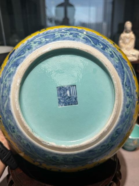 古玩陶瓷黃地青花龍紋卷缸
真品鑒賞圖