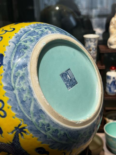古玩陶瓷黃地青花龍紋卷缸
真品鑒賞圖