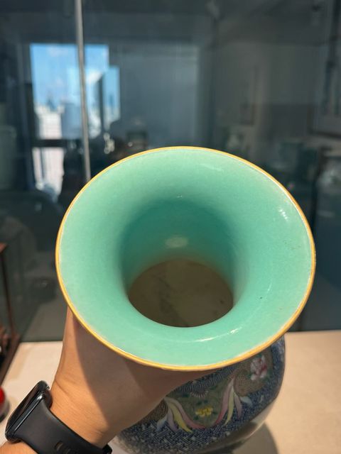 古玩陶瓷藍地粉彩三開窗人物薄胎觀音瓶
真品鑒賞圖