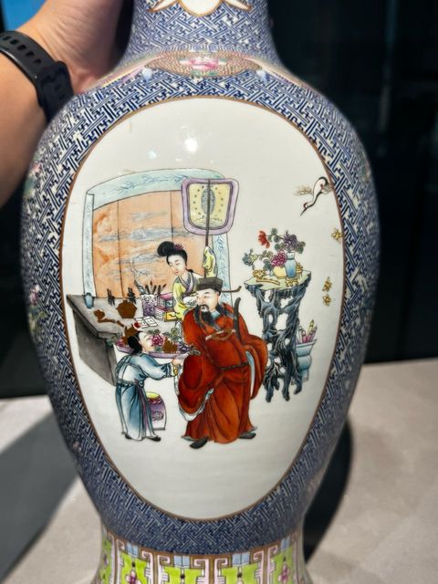 古玩陶瓷藍地粉彩三開窗人物薄胎觀音瓶
真品鑒賞圖