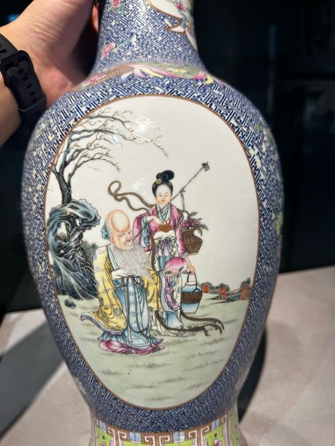 古玩陶瓷藍地粉彩三開窗人物薄胎觀音瓶
真品鑒賞圖