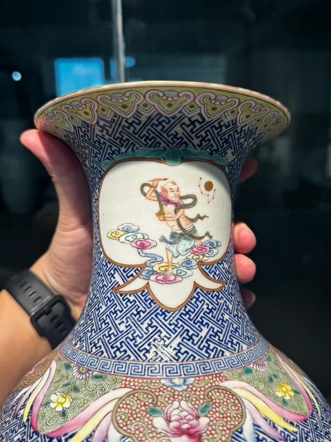 古玩陶瓷藍地粉彩三開窗人物薄胎觀音瓶
真品鑒賞圖
