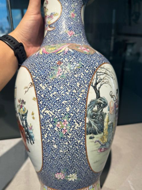 古玩陶瓷藍地粉彩三開窗人物薄胎觀音瓶
真品鑒賞圖